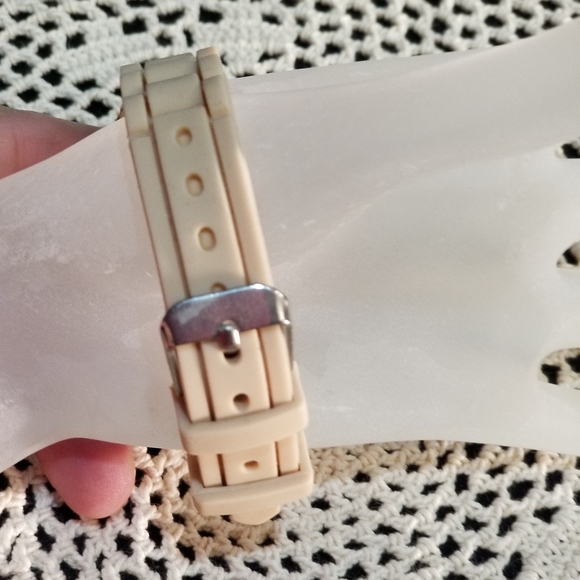 NWOT Quartz movement silver watch - Picture 5 of 5